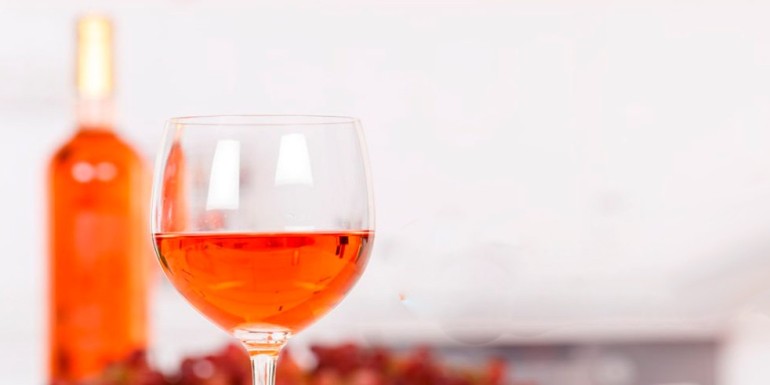 ¿Con qué uvas se prepara el vino naranja?